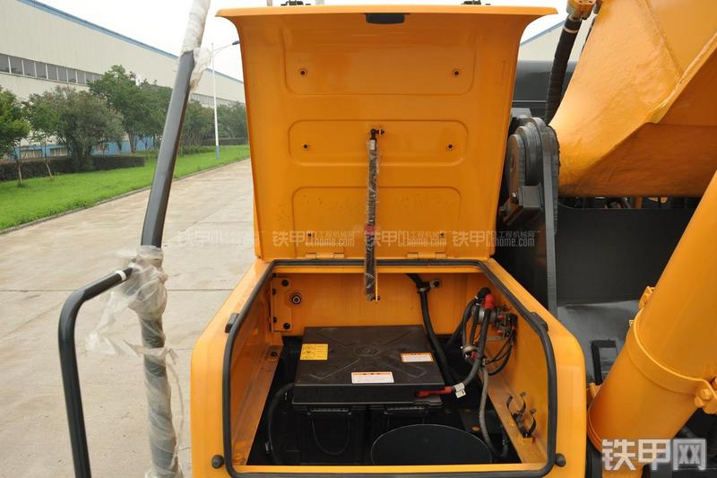 现代R385LC-9T挖掘机局部