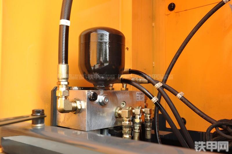 现代R305LC-9T挖掘机局部