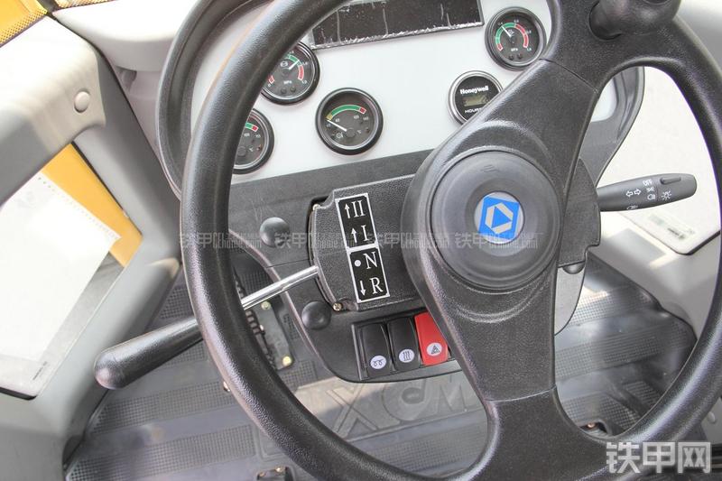 徐工LW300FN装载机局部