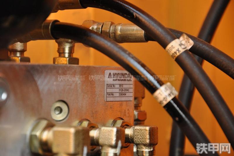 现代R305LC-9T挖掘机局部