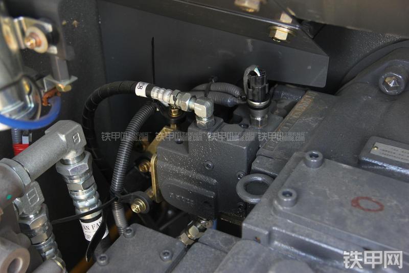 住友SH240-5挖掘机局部