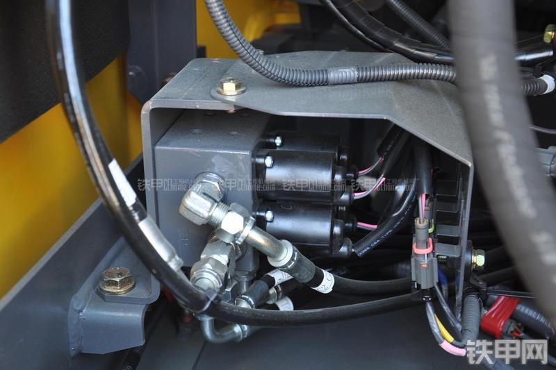 住友SH130-5挖掘机局部