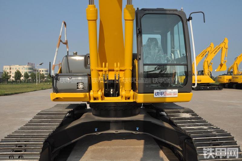 住友SH240-5挖掘机局部