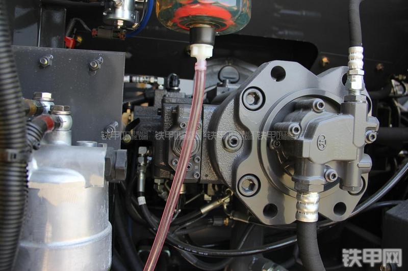 住友SH240-5挖掘机局部