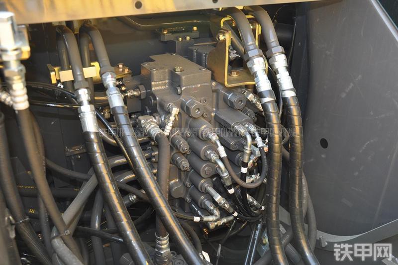 住友SH130-5挖掘机局部