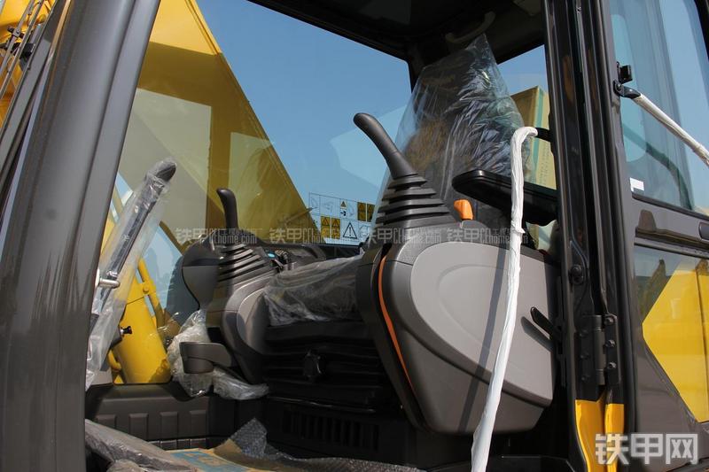 住友SH240-5挖掘机局部