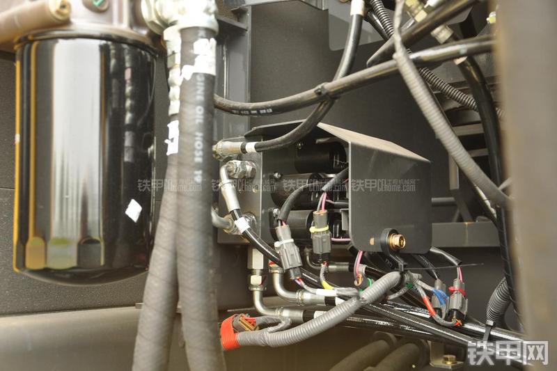 住友SH360HD-5挖掘机局部