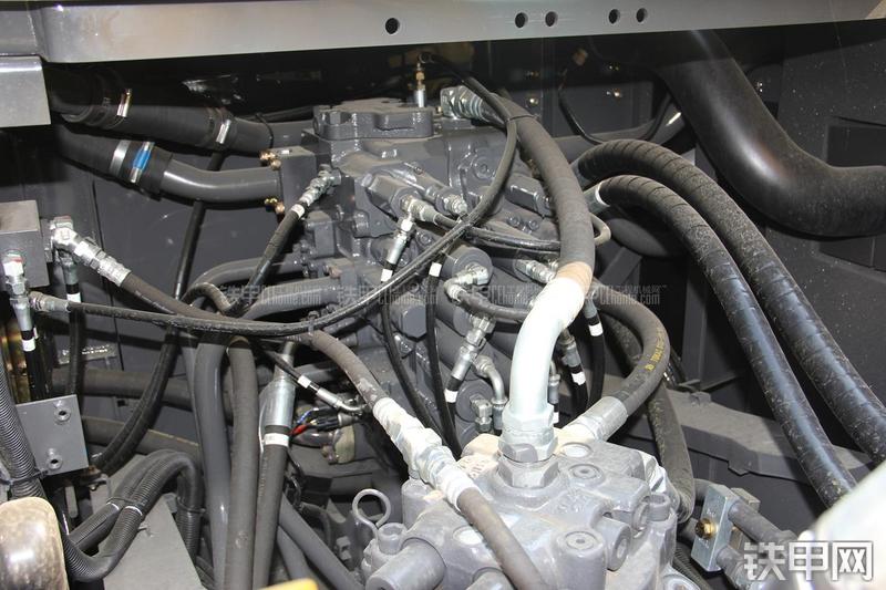 住友SH240-5挖掘机局部