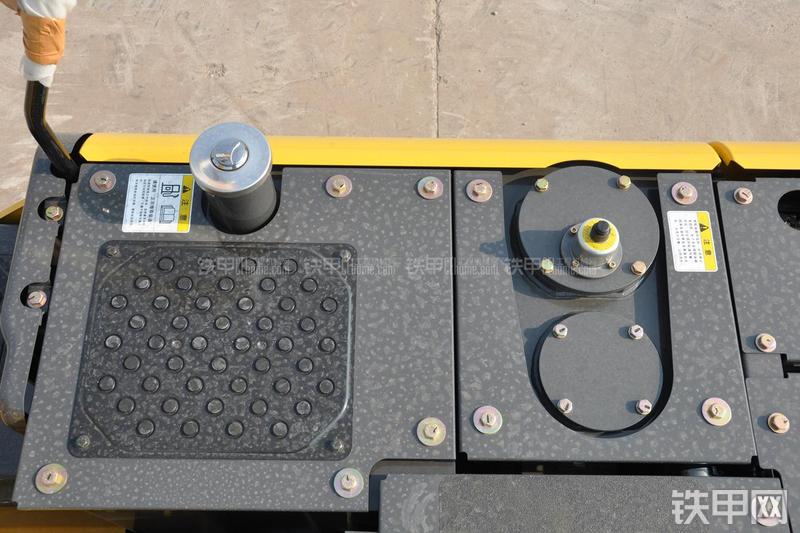 住友SH130-5挖掘机局部