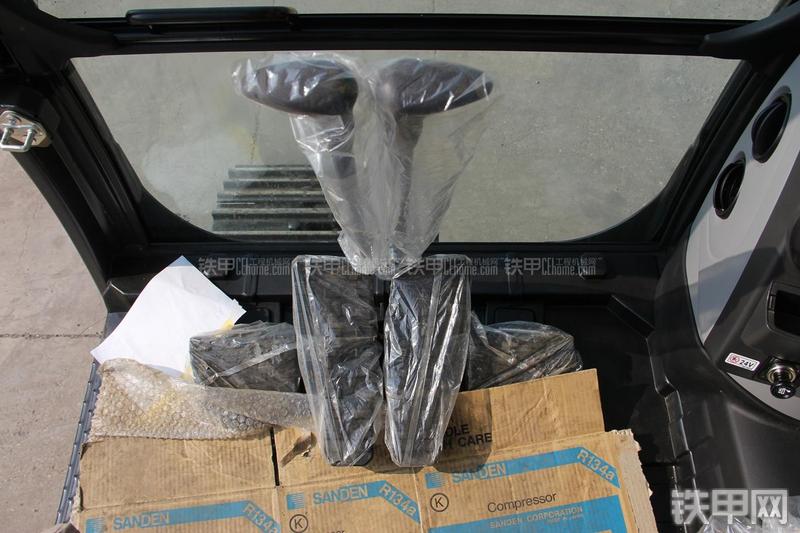 住友SH220LC-5挖掘机局部