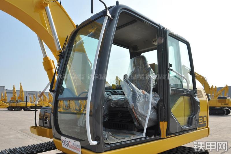 住友SH130-5挖掘机局部