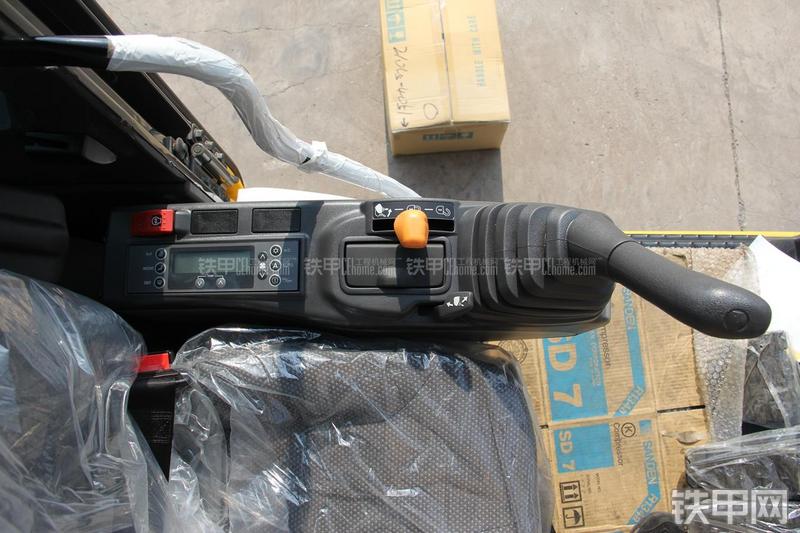 住友SH220LC-5挖掘机局部