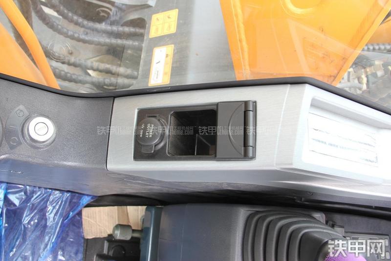 现代R150W-9挖掘机局部