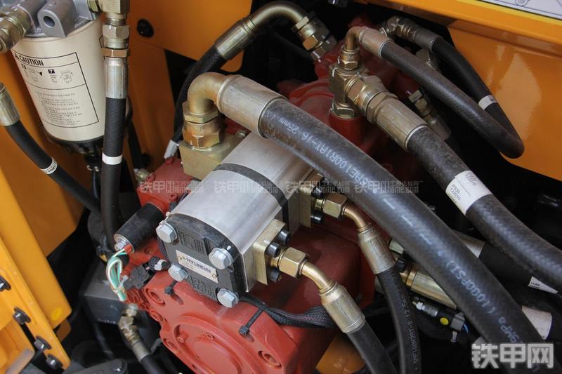 现代R150W-9挖掘机局部