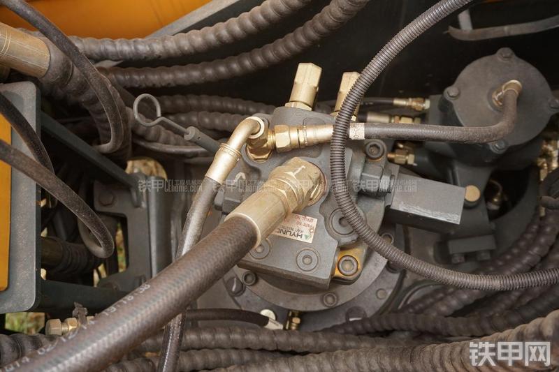 现代R80-9挖掘机局部