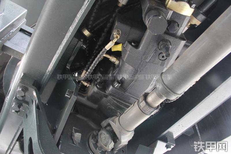 现代R150W-9挖掘机局部