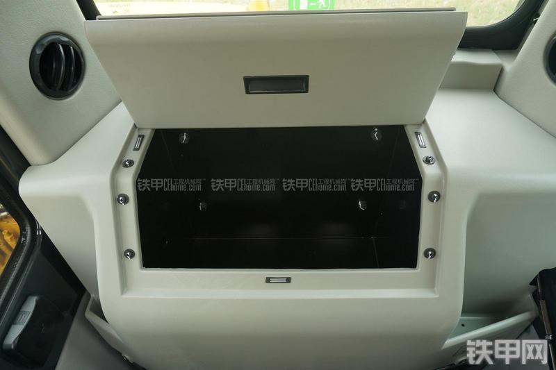 现代R80-7挖掘机局部