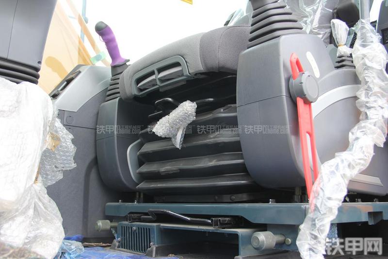 现代R150W-9挖掘机局部