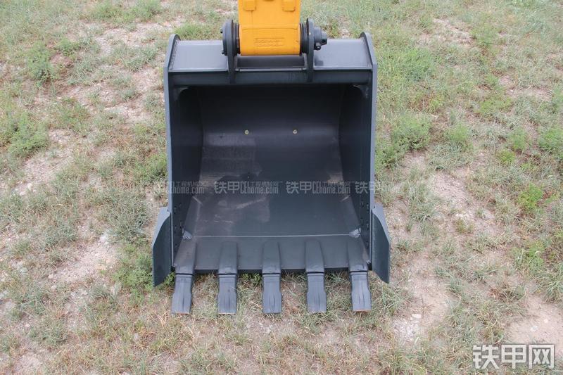 现代R210W-9挖掘机局部