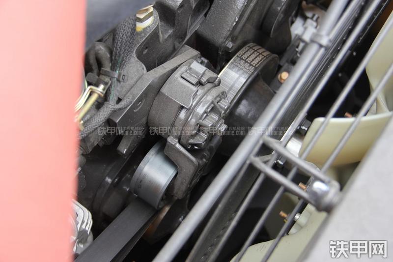 现代R150W-9挖掘机局部