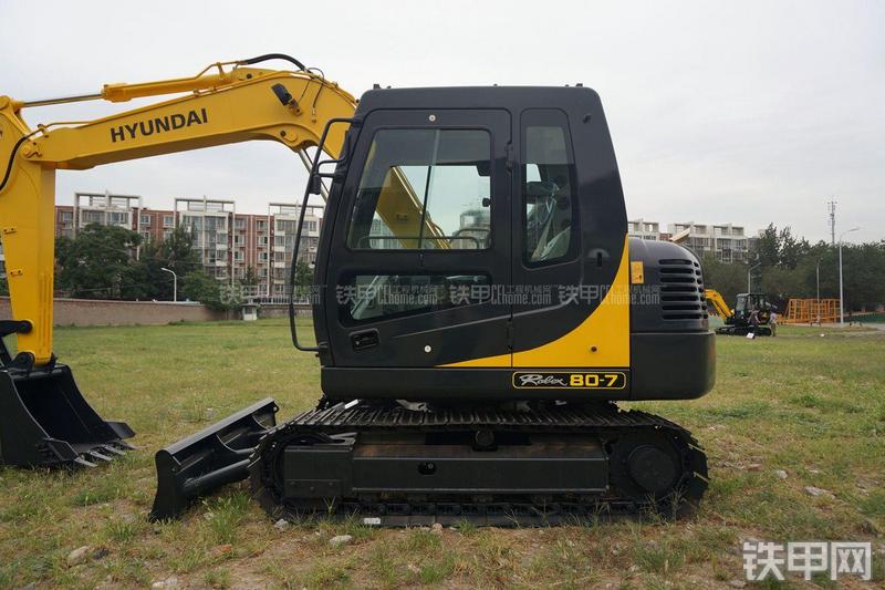 现代R80-7挖掘机局部