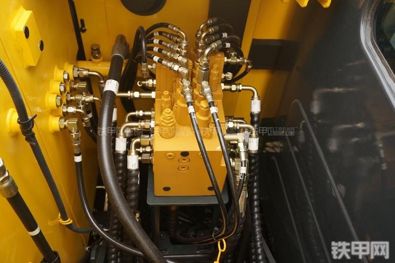 现代R80-7挖掘机局部