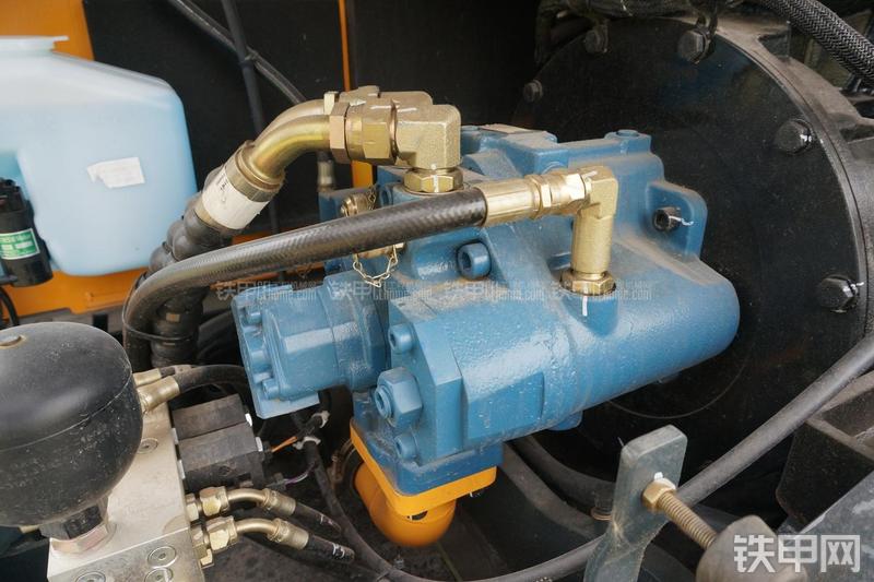 现代R80-9挖掘机局部