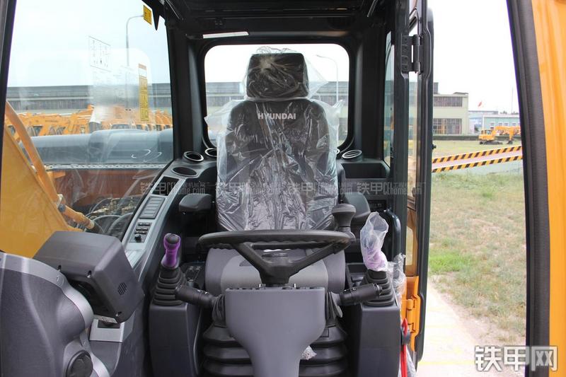 现代R150W-9挖掘机局部