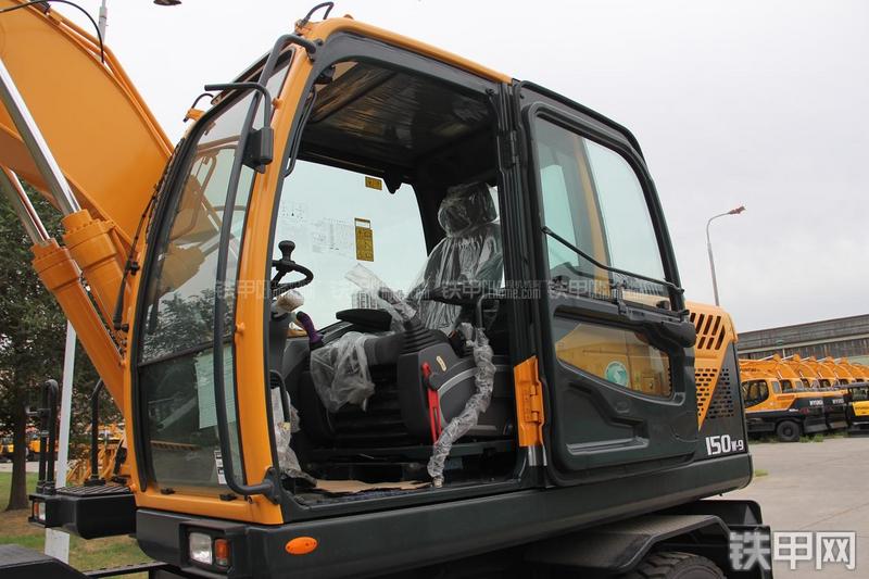 现代R150W-9挖掘机局部