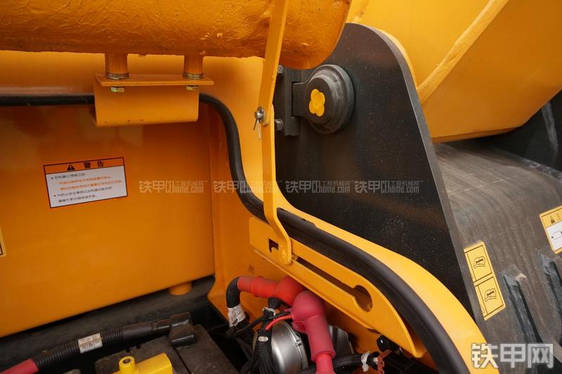 现代R80-9挖掘机局部