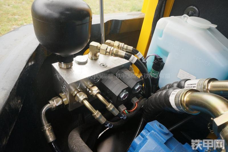 现代R80-7挖掘机局部