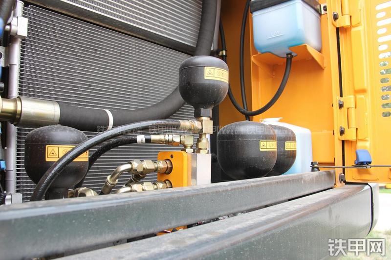 现代R210W-9挖掘机局部