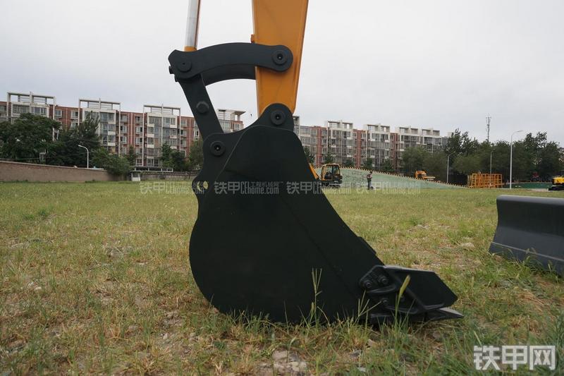 现代R80-9挖掘机局部