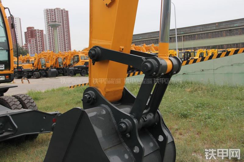 现代R210W-9挖掘机局部