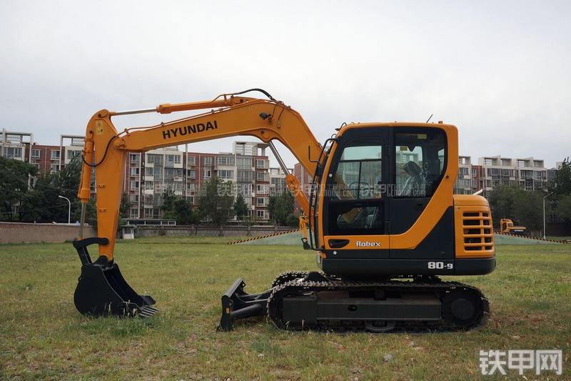 现代R80-9挖掘机整机外观