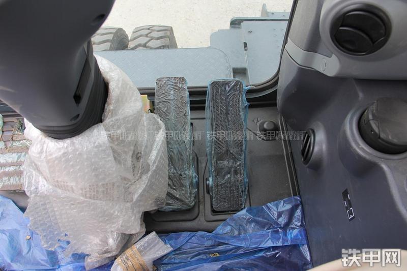 现代R150W-9挖掘机局部