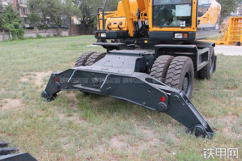 现代R210W-9挖掘机局部