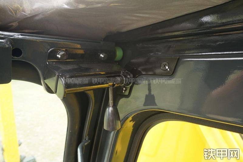 现代R80-7挖掘机局部