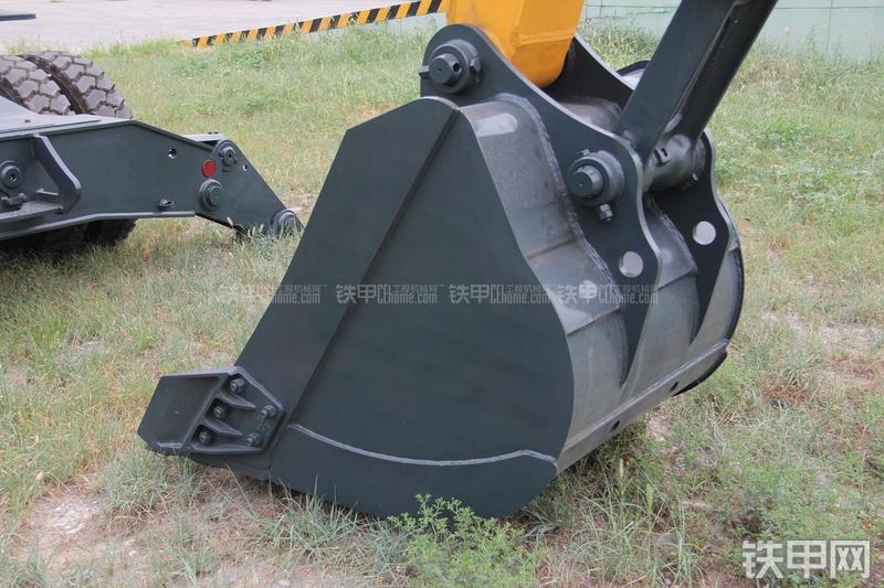 现代R210W-9挖掘机局部