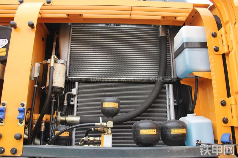 现代R210W-9挖掘机局部