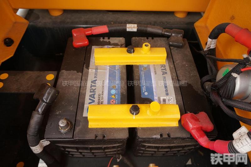 现代R80-9挖掘机局部