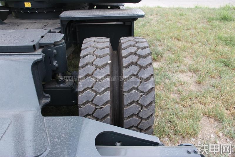 现代R210W-9挖掘机局部