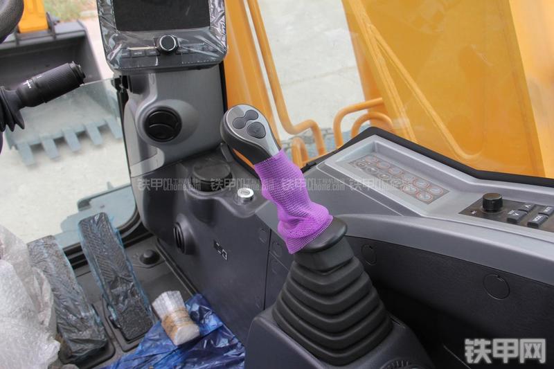 现代R150W-9挖掘机局部