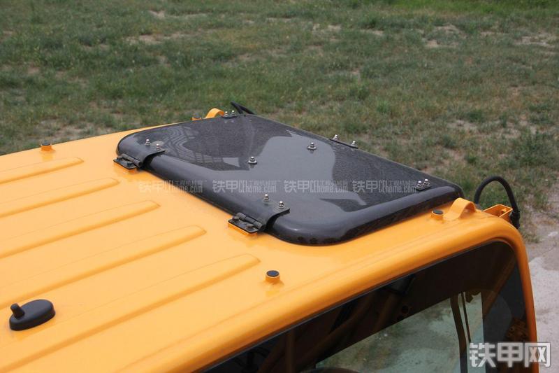 现代R150W-9挖掘机局部