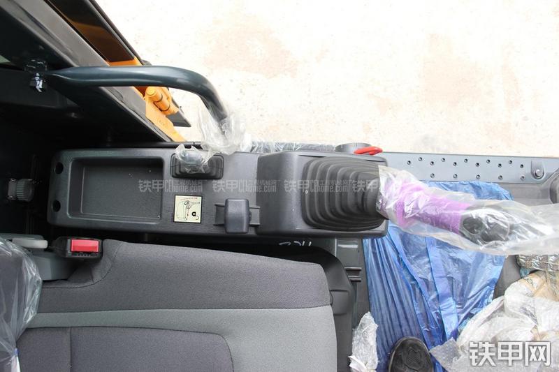 现代R150W-9挖掘机局部