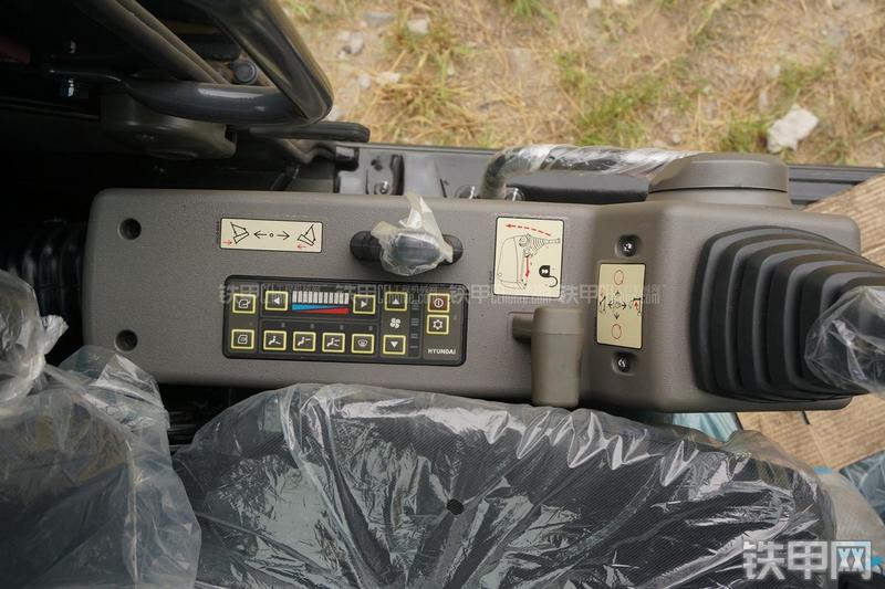 现代R80-7挖掘机局部