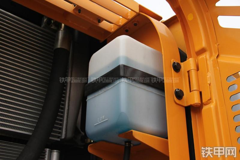 现代R210W-9挖掘机局部