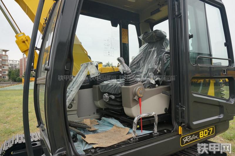现代R80-7挖掘机局部