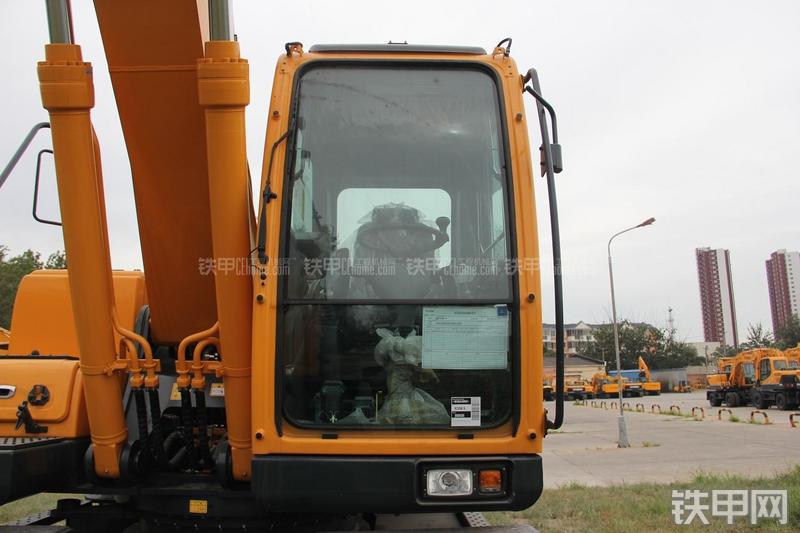 现代R210W-9挖掘机局部