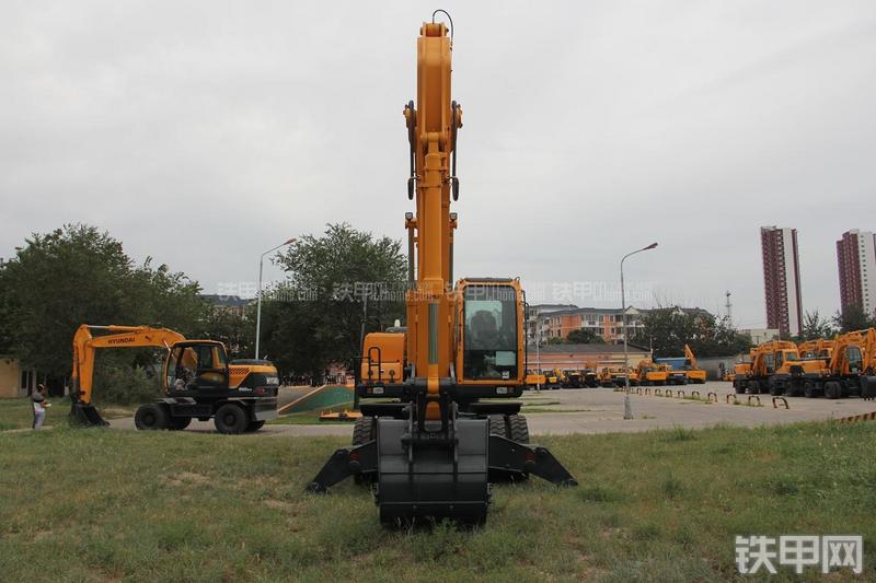 现代R210W-9挖掘机整机外观